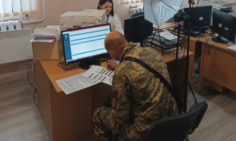 На Тернопільщині семеро колишніх полонених оформили закордонні паспорти безкоштовно