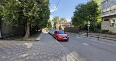 У Тернополі водії біля лікарні масово паркуються з порушенням правил