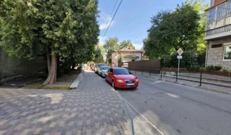 У Тернополі водії біля лікарні масово паркуються з порушенням правил