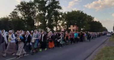 Паломники УПЦ йдуть до Почаївської лаври