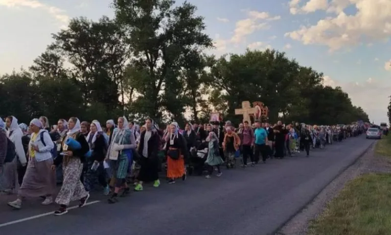 Паломники УПЦ йдуть до Почаївської лаври