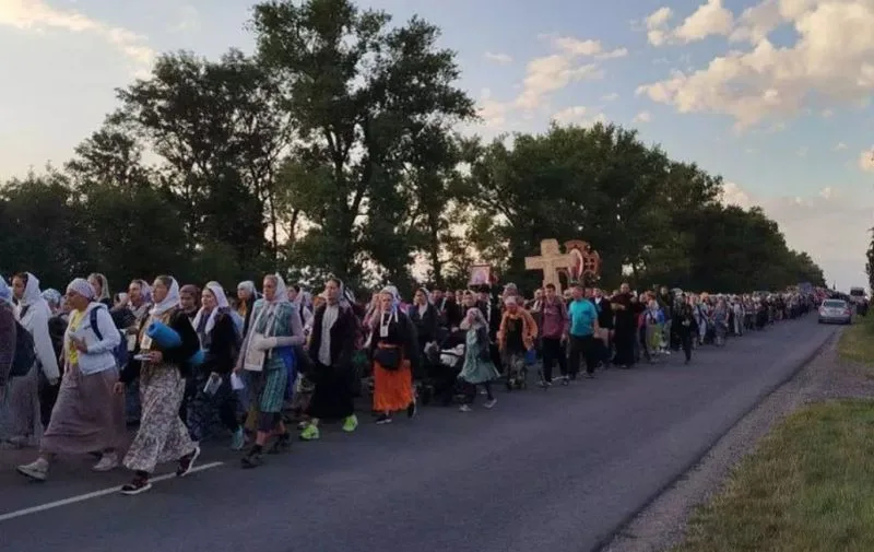 Паломники УПЦ йдуть до Почаївської лаври