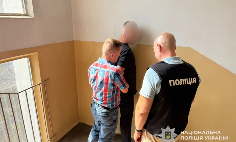 У Тернополі на хабарі 5000 доларів поліцейські затримали лікаря