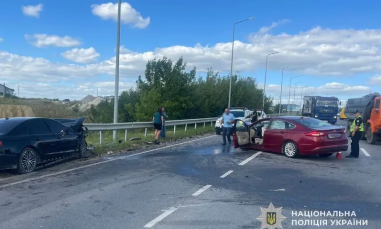 У Підгородньому зіткнулися Ford та Audi: троє травмованих