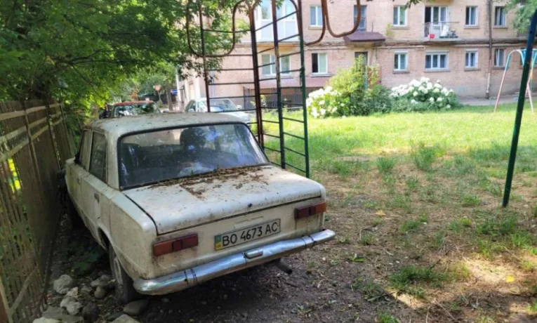 У Тернополі шукають власника старого "Жигуля", який може становити загрозу