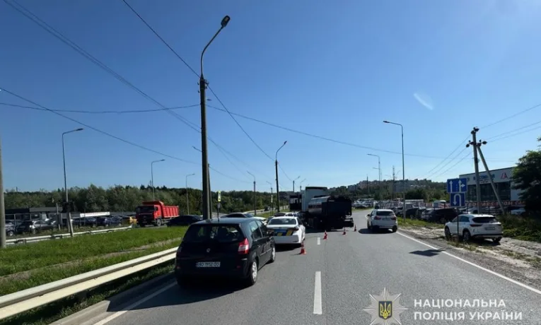 У Тернополі зіткнулися дві автівки, травмувався водій