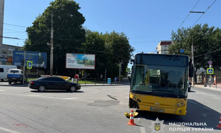 У Тернополі водій поїхав на червоне - травмувалась пасажирка маршрутки