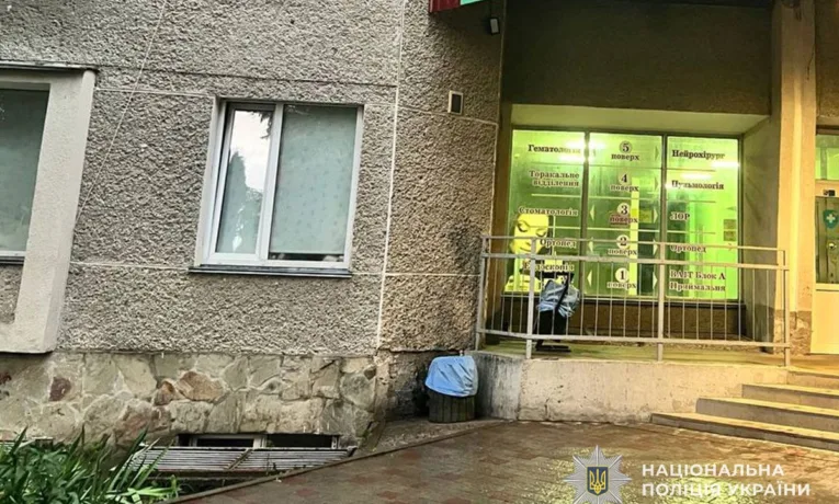 У Тернополі в ліфті лікарні підрізали чоловіка