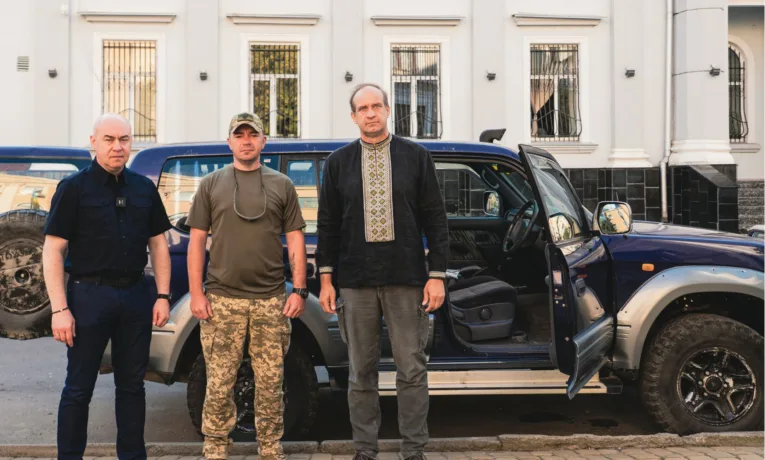 Новий позашляховик для захисників 105-ї бригади передали від громади Тернополя
