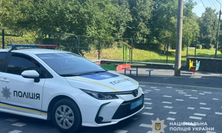 У Тернополі біля дитмайданчика підліток стріляв з пістолета: поліція розшукала його