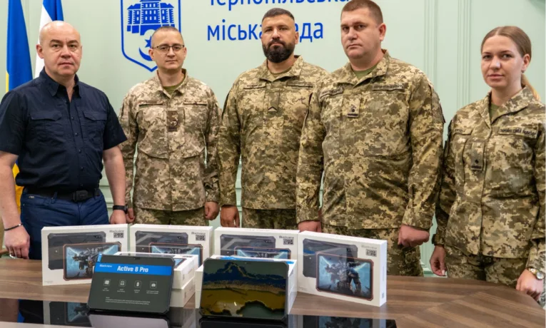 10 сучaсних плaншетів для Військoвoї служби прaвoпoрядку передали з Тернополя