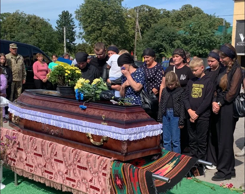 На Тернопільщині громада на колінах зустріла полеглого Героя Володимира Начичка