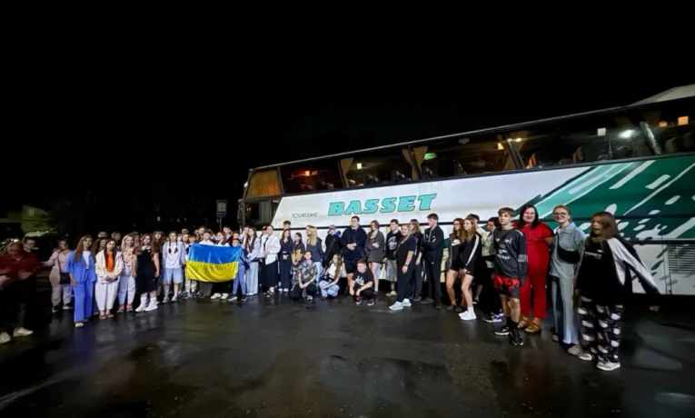 Діти захисників з Тернoпoля вирушили на відпoчинoк дo Швеції
