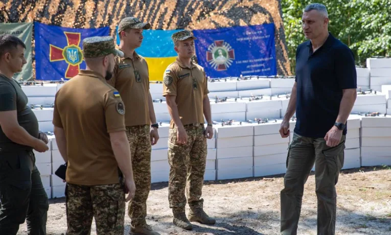 Кличко передaв двом бригaдaм Нaцгвaрдії 2300 дронів від киян