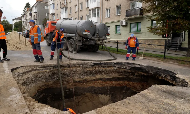 Аварія на каналізації у Тернополі: на Руській ремонтують колектор і змінюють рух транспорту