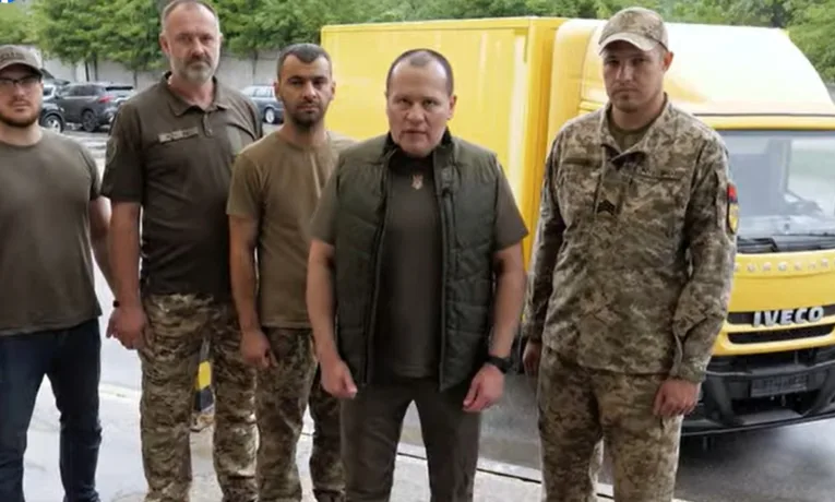 «Українська команда» передала 28 бригаді на Донеччину потужну вантажівку з гідробортом