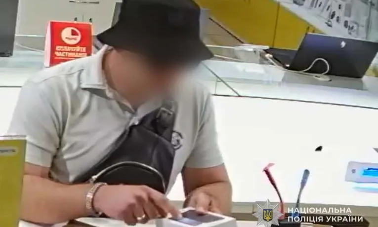 Розраховувався сувенірними грошима