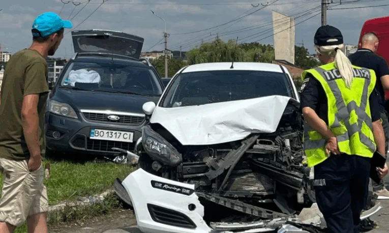 У Тернополі на Микулинецькій зіткнулися два "Форда"