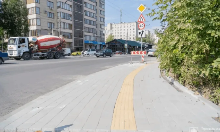 У Тернополі на Торговиці буде безбар’єрний тротуар