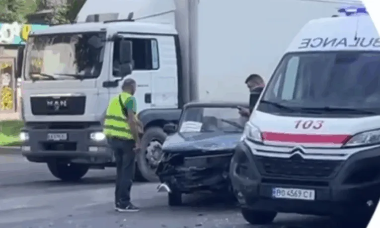 У Тернополі легковик влетів у швидку допомогу