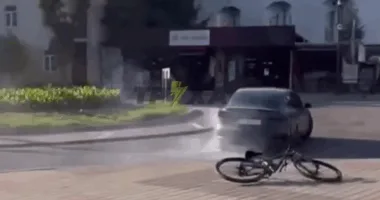 У Тернополі водій електрокара Tesla влаштував дрифт на кільці