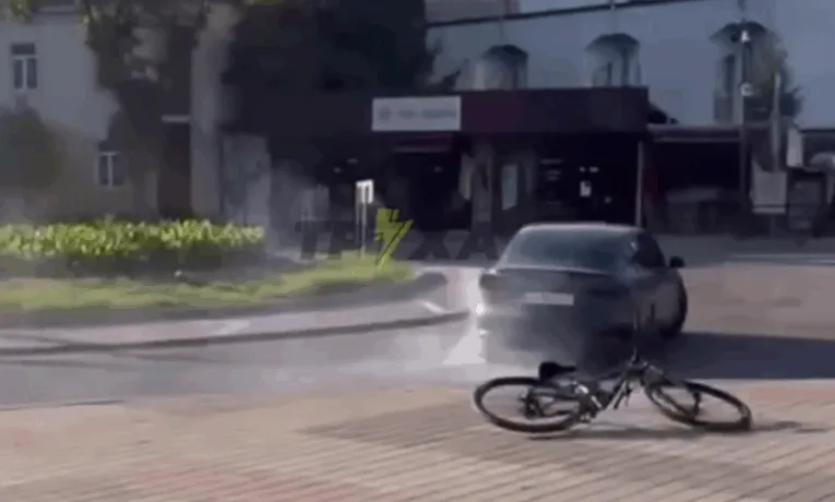 У Тернополі водій електрокара Tesla влаштував дрифт на кільці