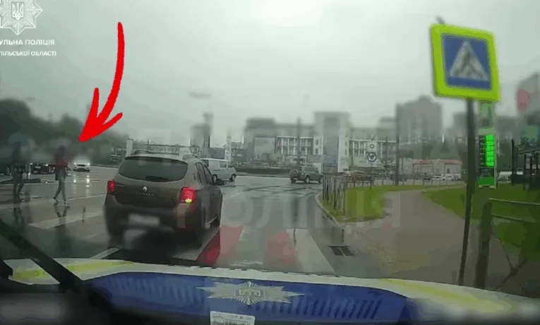 У Тернополі водій не пропустив пішоходів на переході
