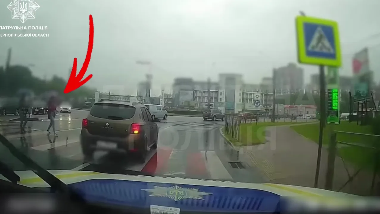 У Тернополі водій не пропустив пішоходів на переході
