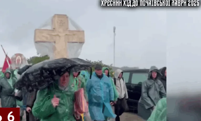 Тисячі вірян УПЦ на шостий день ходьби дійшли до Тернопільщини