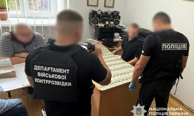 Тернополянин обіцяв незаконне переправлення через кордон за 10000 доларів