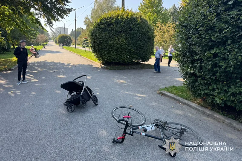 У Тернополі в парку велосипедист збив жінку з немовлям
