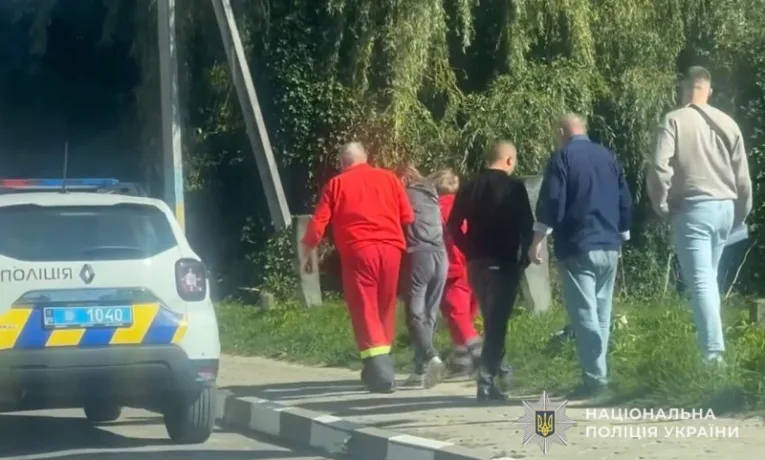 Небайдужість та вчасна реакція поліцейського допомогли врятувати людське життя.