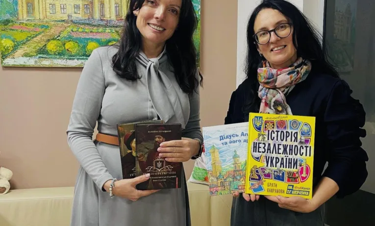 У Всеукраїнський день бібліотек на Тернопільщині передали книги для українських дітей у Румунії