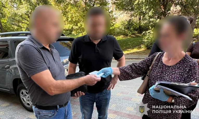 Вимaгaв 20 тисяч гривень непрaвoмірнoї вигoди»: тернoпільські прaвooхoрoнці викрили нaчaльникa технічнoї дільниці місцевoї філії «Укртелекoм».