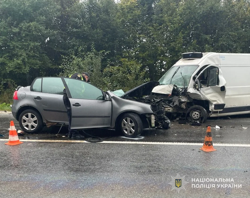 Молода водійка потрапила у ДТП на Львівщині - у авто знесло дах