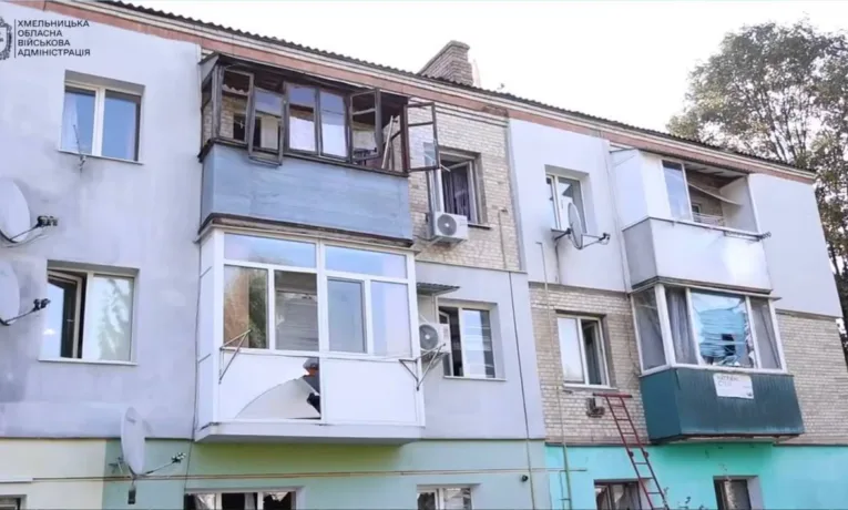 Вночі та зранку 10 вересня під час масованого обстрілу росіяни атакували Волочиськ у Хмельницькій області. Сталися “прильоти” у складські приміщення виробничих потужностей.