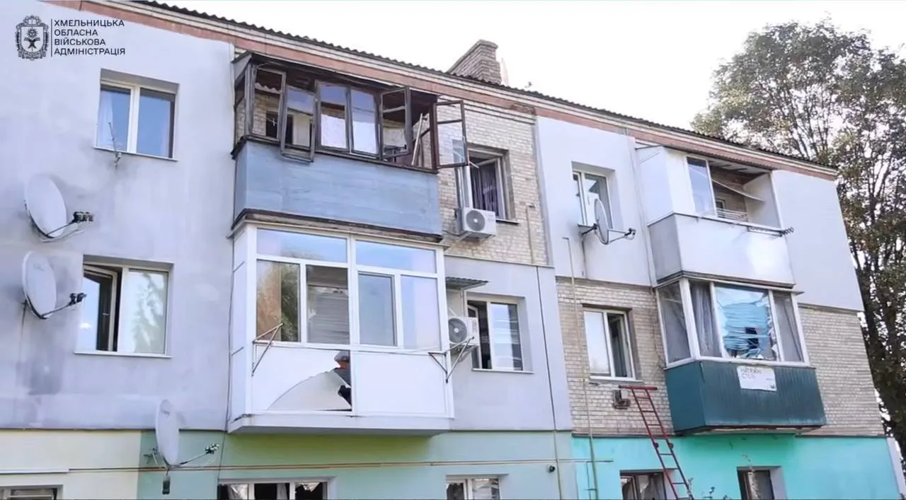 Вночі та зранку 10 вересня під час масованого обстрілу росіяни атакували Волочиськ у Хмельницькій області. Сталися “прильоти” у складські приміщення виробничих потужностей.