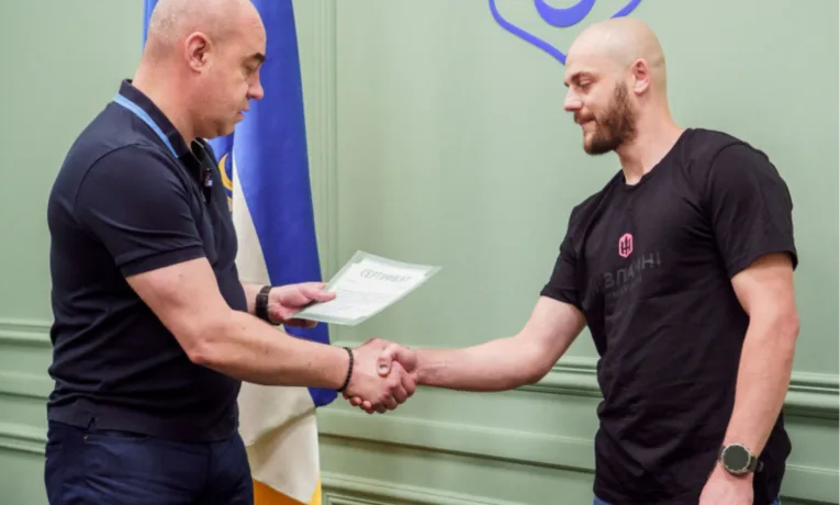 Боєць Азову з бойовим шляхом від Іловайська до Азовсталі отримав житло від Тернополя