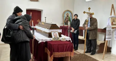 Жителі Великої Березовиці на колінах вшанували воїна Михайла Дацишина