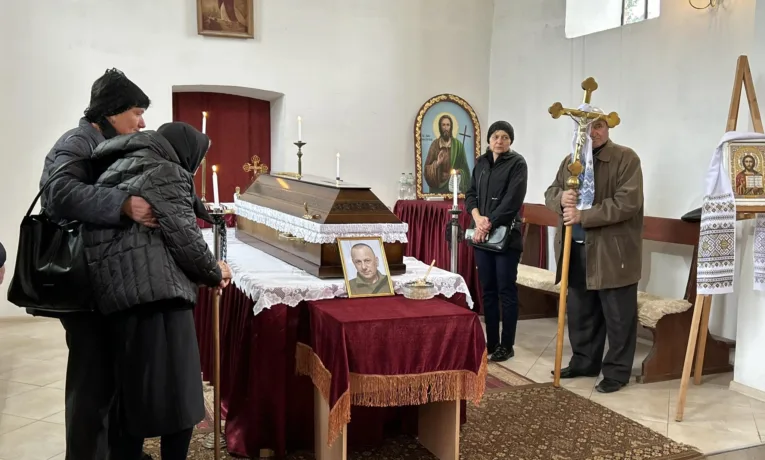 Жителі Великої Березовиці на колінах вшанували воїна Михайла Дацишина