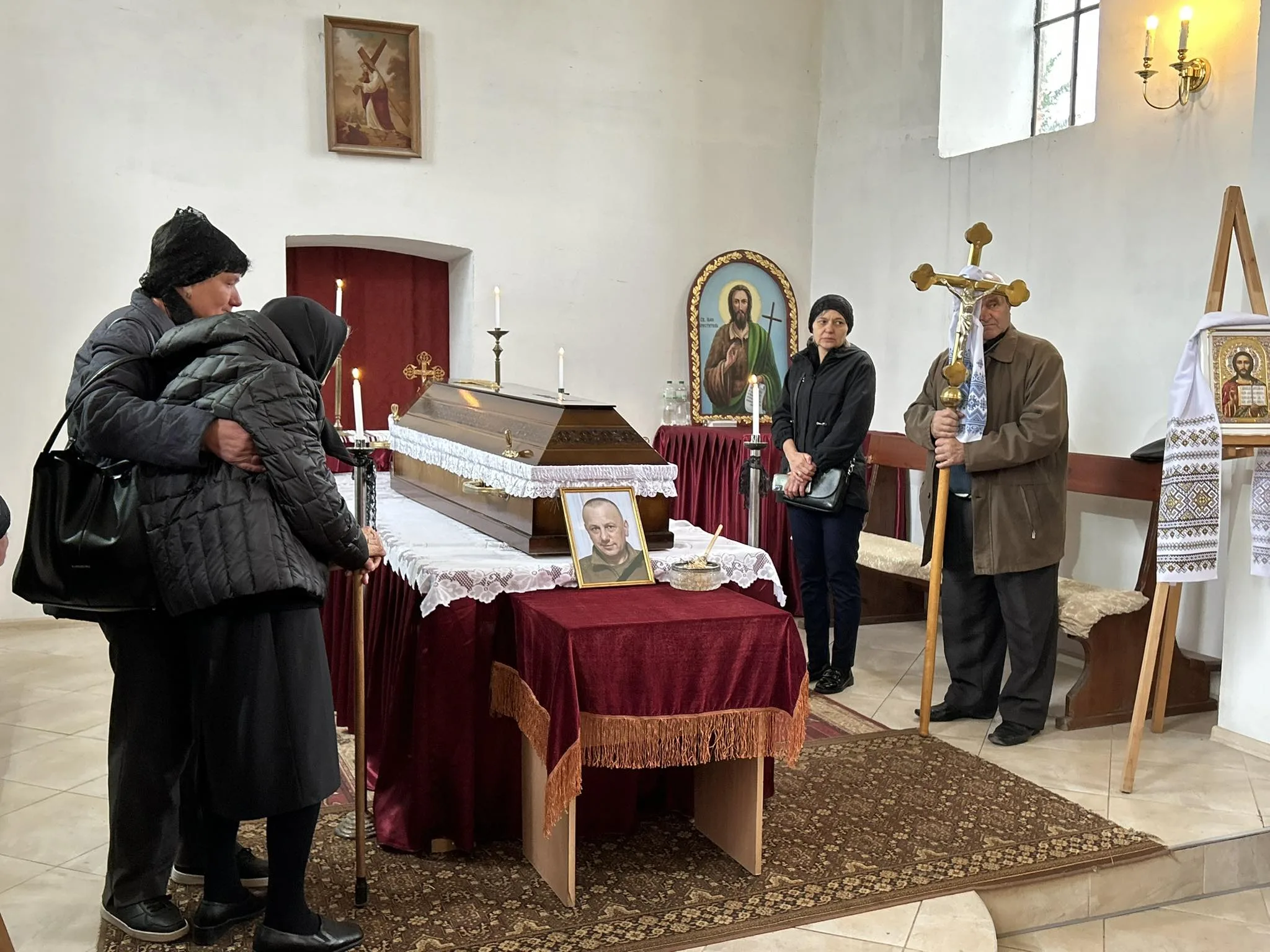 Жителі Великої Березовиці на колінах вшанували воїна Михайла Дацишина