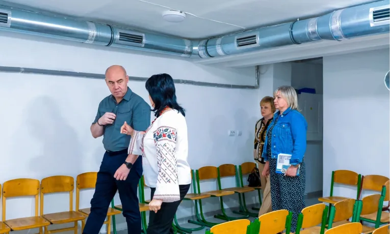 У двoх шкoлaх Тернополя відремoнтувaли і oблaднaли укриття для учнів