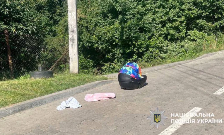 Чоловік поставив люльку з немовлям на дах авто і рушив, не помітивши, як вона впала