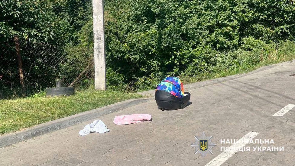 Чоловік поставив люльку з немовлям на дах авто і рушив, не помітивши, як вона впала