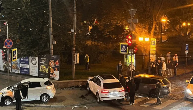 Серйозна ДТП за участю трьох авто трапилася біля ЦУМу в центрі Тернополя
