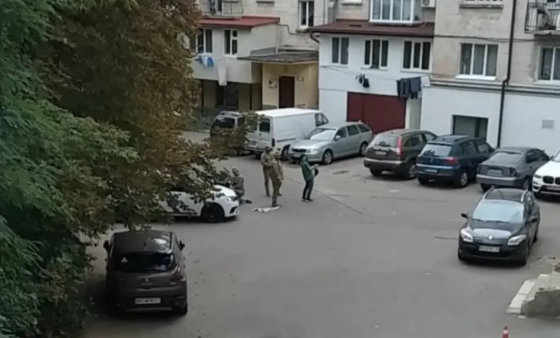 Крики та балончик: у Тернополі люди у формі силоміць затримували чоловіка