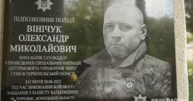 На Тернопільщині відкрили меморіальну дошку загиблому на війні спецпризначенцю Олександру Вінічуку