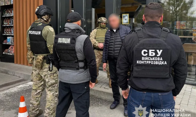 У Тернополі на АЗС затримали чоловіка, який вимагав 1500 доларів за “зняття з розшуку”