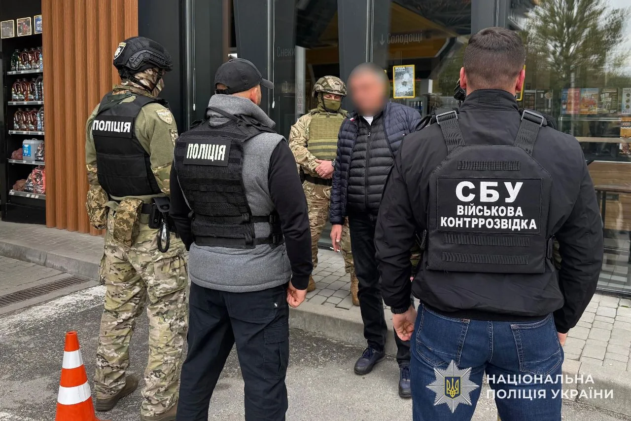 У Тернополі на АЗС затримали чоловіка, який вимагав 1500 доларів за “зняття з розшуку”