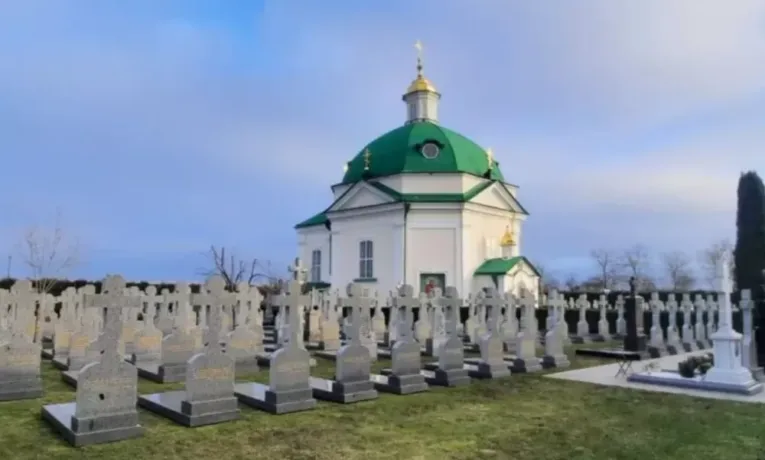 Конфлікт у Почаївській лаврі: правоохоронці призупинили слідчі дії у Всіхсвятській церкві